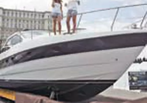 Trei romani se 'bat' pe barca de 1,1 milioane euro