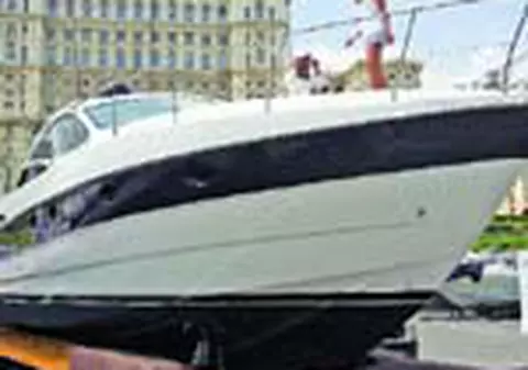 Barca de 1,1 milioane euro a fost ancorata in fata Casei Poporului