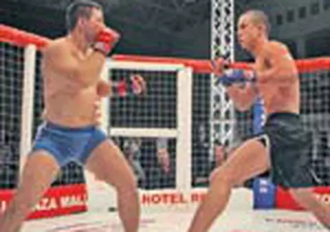 Politistul care lupta in cusca