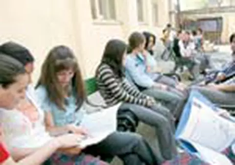 Elevii de 18 ani primesc alocatia retroactiv 