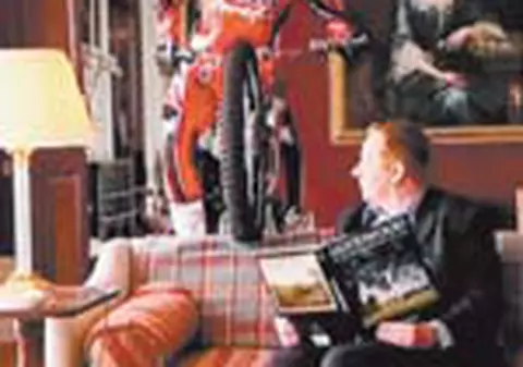 A aterizat cu motocicleta in casa