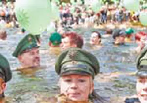 Politistii au protestat inotand imbracati in uniforme