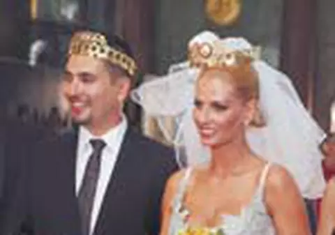 Andreea Banica a-ncins hora in fata bisericii