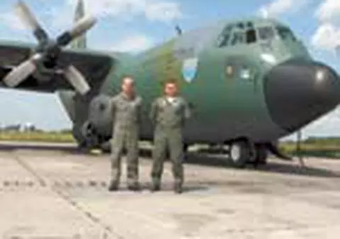 Ei piloteaza cel mai mare avion militar