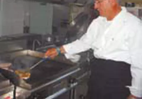 E director, chelner si bucatar