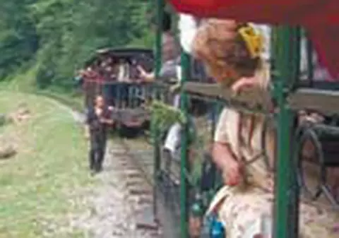 Au legat vagoanele cu sarma