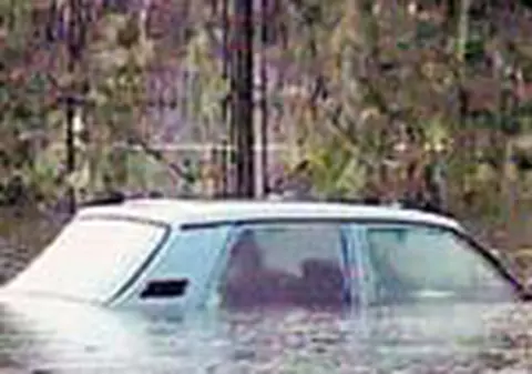 Mai multe masini au fost inghitite de ape