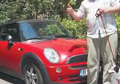 El este 'vanatorul' profesionist de premii