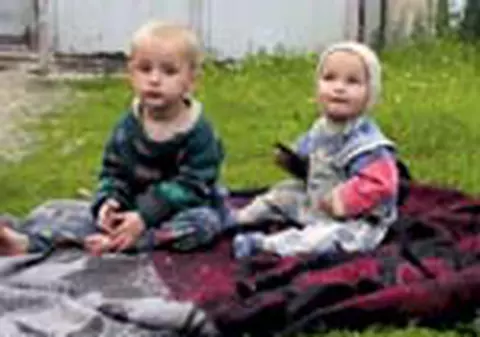 Dorm pe o saltea plina de viermi