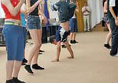 Danseaza in maini!