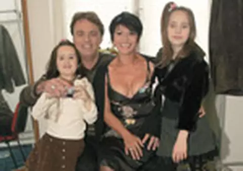 Elena Carstea si-a dus fetitele in Statele Unite