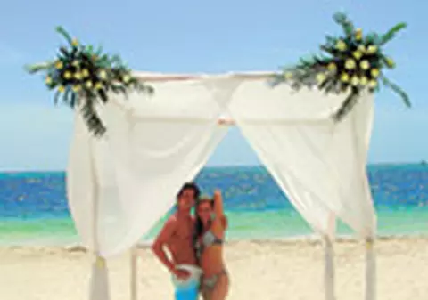 Mihai Petre si-a rasfatat sotia pe plaja dominicana