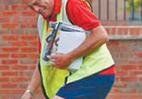 Cioara care se crede caine