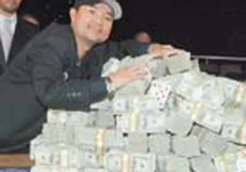 Romanii se bat pentru un munte de bani