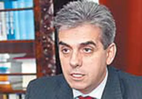 Ministrul Nicolaescu vrea ca minorele de 15 ani sa poata face avort la 6 luni