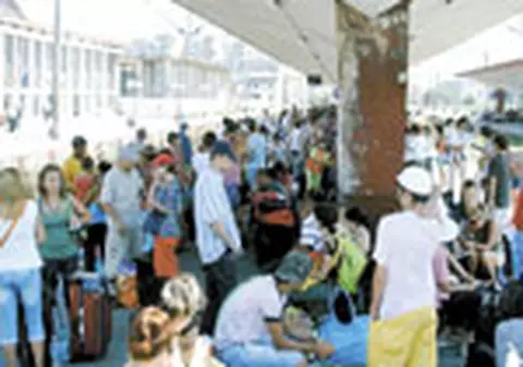 Sute de turisti, blocati lunea in gari