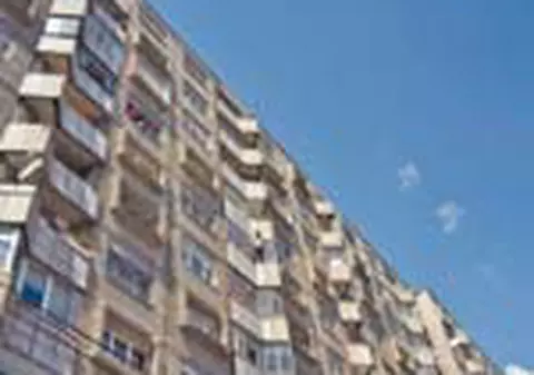 S-a aruncat de la etajul VI