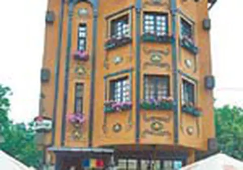 Laura Lavric si fiul ei isi fac lant de restaurante