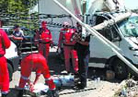 Jefuiti in masina distrusa