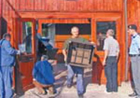 Se demoleaza terasele de fite