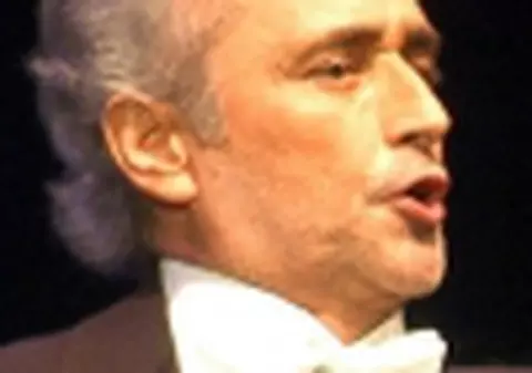 Ora 16.00: Jose Carreras evolueaza, iar Julio Iglesias isi amana concertul