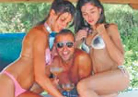 Bote, cu fetele la Saint Tropez