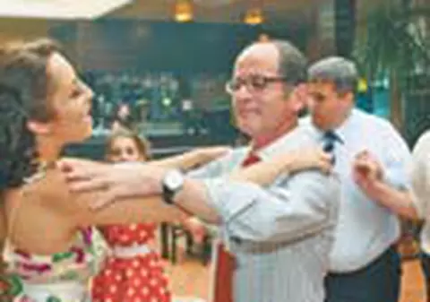 Andra 'si-a jucat' socrul dupa cununie