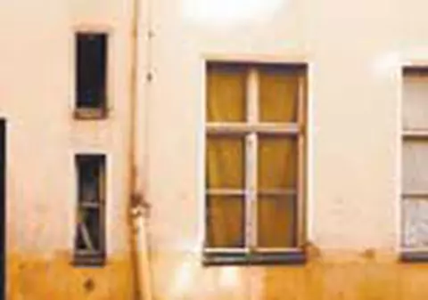 30 de romani impart 62 de metri patrati