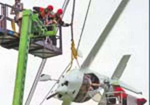 Au ramas cu avionul intre firele de inalta tensiune