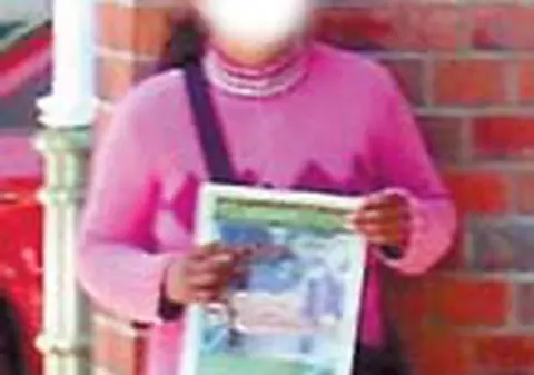 Copii rromi obligati sa vanda ziare