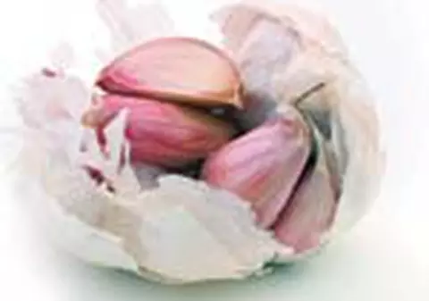 Hipertensivii trebuie sa manance usturoi