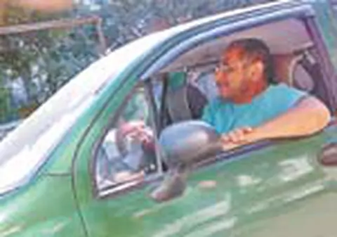 Base a baut o cafea cu prietenul din gimnaziu