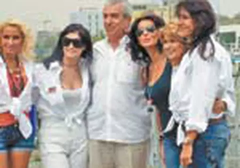 Tari, inconjurat de dive