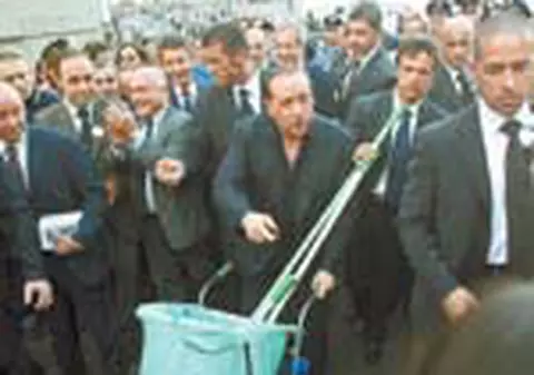 Berlusconi a maturat strada la Napoli