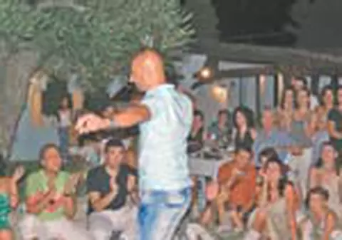 Ion Voicu i-a invatat hora pe turistii din Halkidiki