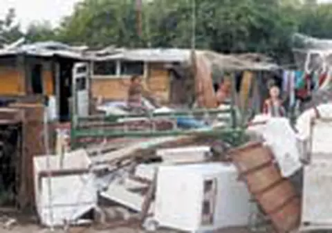 Razie in 'orasul de carton'