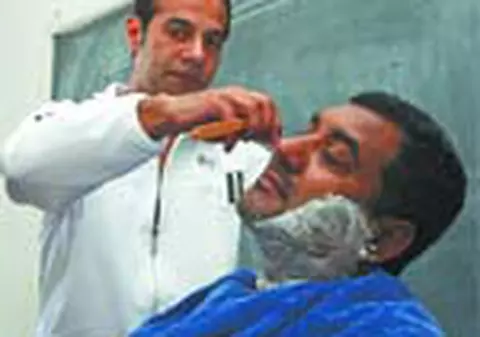 Ce poti face cu un brici si un cutit la puscarie?