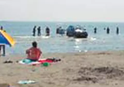 Si-a 'racorit' masina... in mare