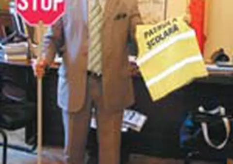 Viceprimarul Capitalei vrea ca elevii sa poarte veste reflectorizante