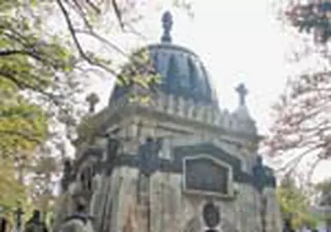 Film cu vampiri in Cimitirul Bellu