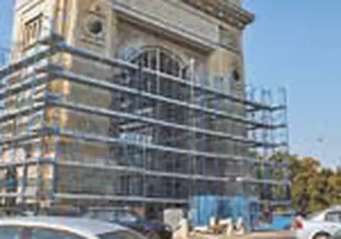 30.000 &euro; cheltuiti degeaba pe schelele de la Arcul de Triumf