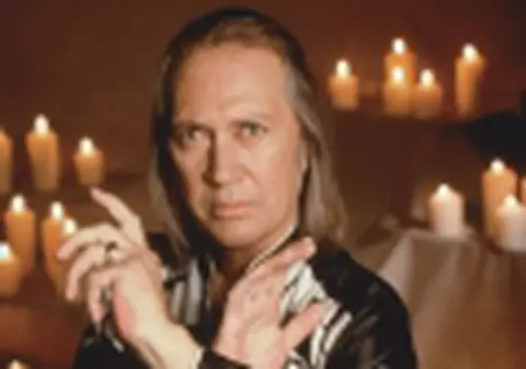 David Carradine crede ca iubitele tinere il mentin in forma 