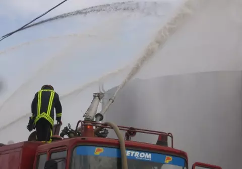 Ora 14.30: Patru raniti intr-un incendiu la Rafinaria Brazi