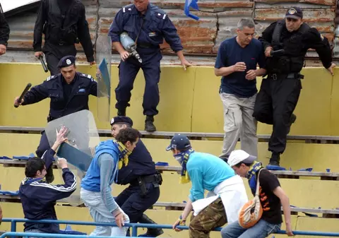 Ultraşii ploieşteni au aruncat cu urină în trecători! Când ne civilizăm? 