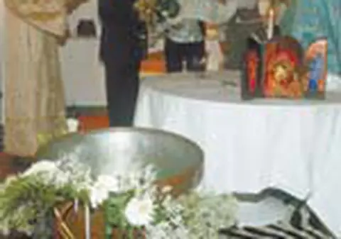 Mutu aduce popa la vila