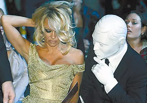 Mascatul de lângă Pamela e Michael Jackson