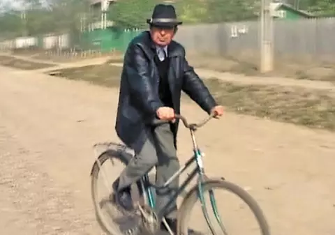 Domnu' învăţător a făcut pipi în faţa elevilor