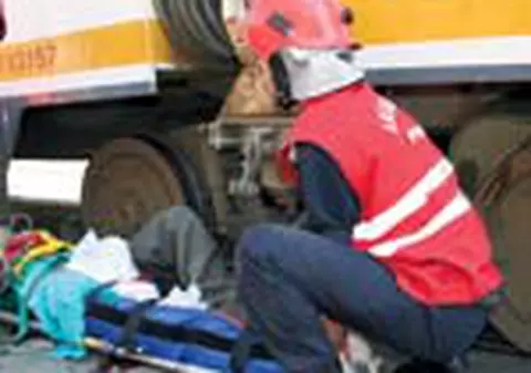 Scos de pompieri de sub rotile tramvaiului