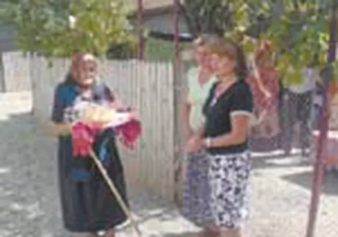 Maria Basescu i-a dus mobila batranei din Saucesti