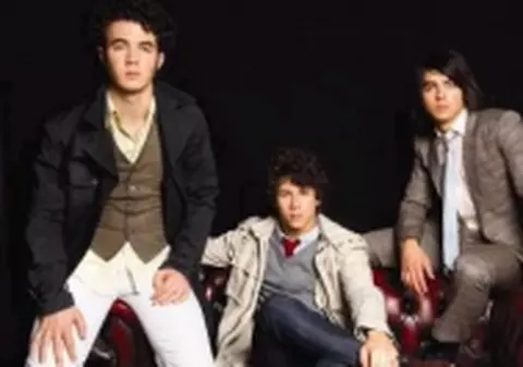 Jonas Brothers intra in istorie!